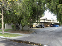 4220 N 1st St in Fresno, CA - Foto de edificio - Building Photo