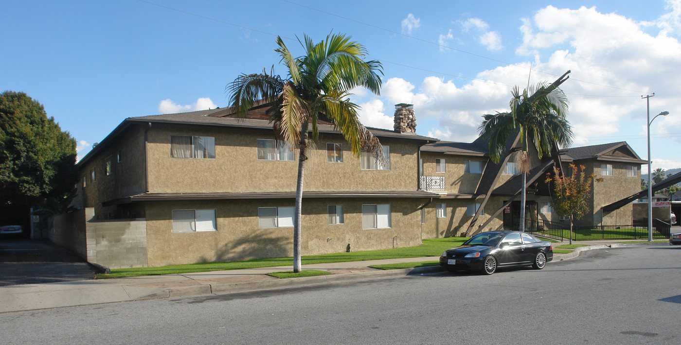 678 S 1st Ave in Covina, CA - Foto de edificio