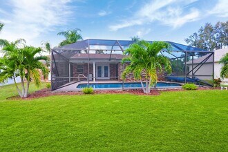 302 SE Lancaster Ave in Port St. Lucie, FL - Building Photo - Building Photo
