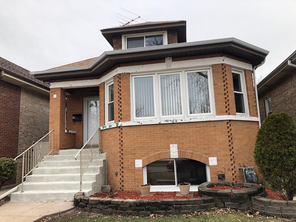 7659 W Sunset Dr in Elmwood Park, IL - Building Photo