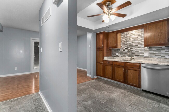 561 NW Valleybrook Rd in Blue Springs, MO - Building Photo - Building Photo