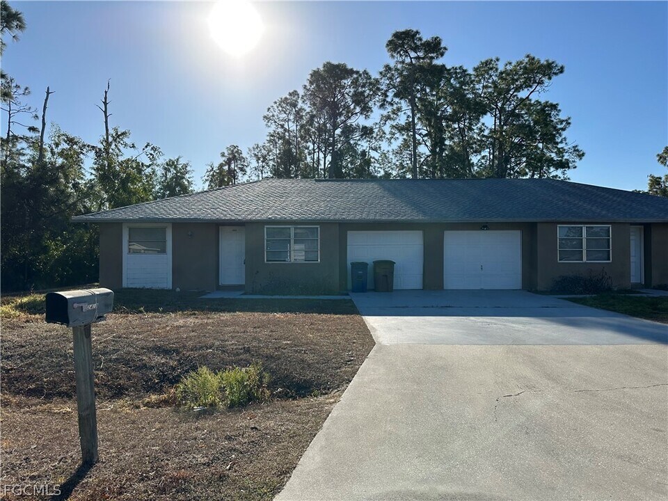 2429 George Ave S in Lehigh Acres, FL - Foto de edificio