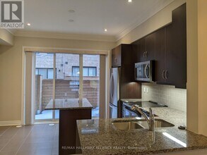 2184 Trafalgar Rd in Oakville, ON - Building Photo - Building Photo