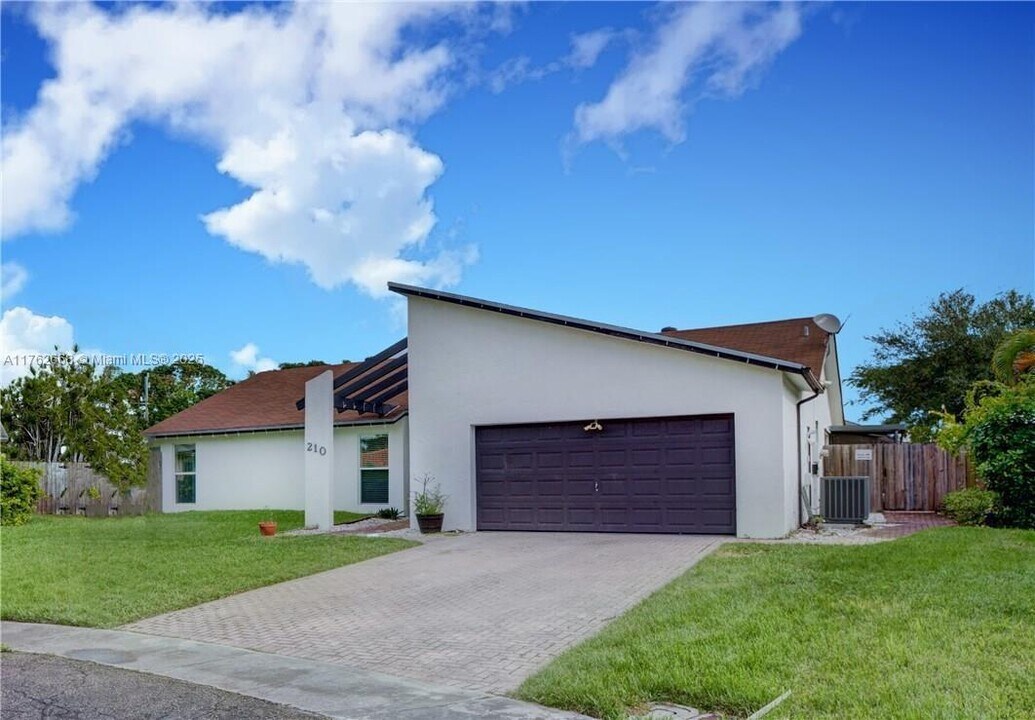 210 NE 2nd Ct in Dania Beach, FL - Building Photo