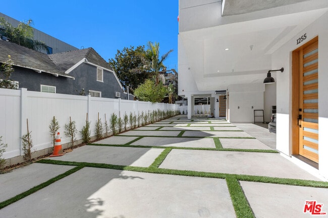 1255 N Gower St in Los Angeles, CA - Building Photo - Building Photo