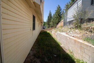 39256 N Shore Dr in Fawnskin, CA - Building Photo - Building Photo