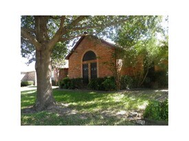904 Teakwood Ln in Desoto, TX - Building Photo