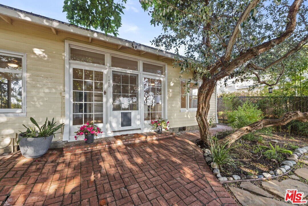 2429 Beverley Ave in Santa Monica, CA - Building Photo