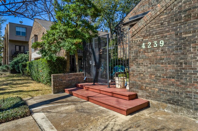 Stones Throw Condos in Dallas, TX - Foto de edificio - Building Photo