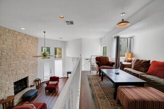 1 Crystal Springs Ct in The Hills, TX - Building Photo - Building Photo