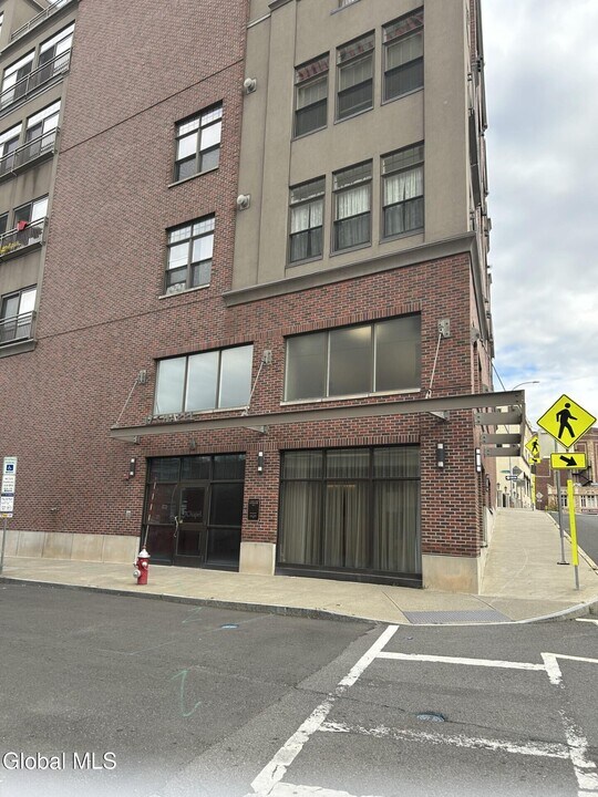 17 Chapel St in Albany, NY - Building Photo