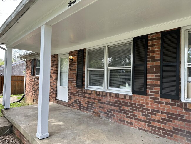 319 Garden Park Dr in Nicholasville, KY - Foto de edificio - Building Photo