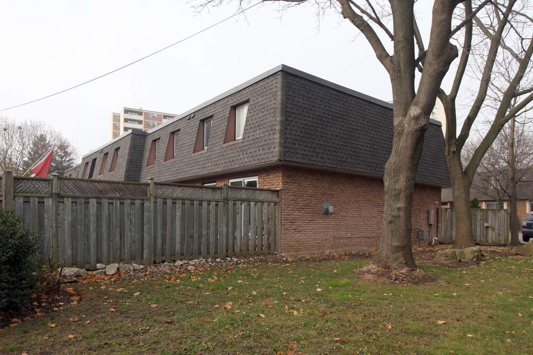 684 Dynes Rd in Burlington, ON - Building Photo