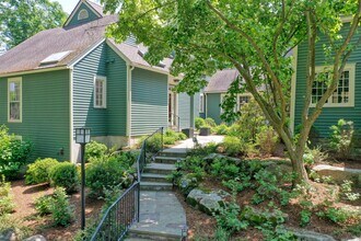 13 Huckleberry Hill Rd in New Canaan, CT - Foto de edificio - Building Photo