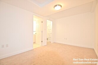 457 Centre St, Unit A in Newton, MA - Foto de edificio - Building Photo