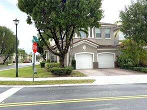 10802 NW 84th Ln in Doral, FL - Building Photo - Building Photo