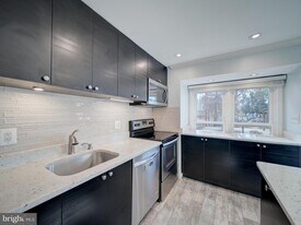 6191 Little Valley Way in Alexandria, VA - Building Photo