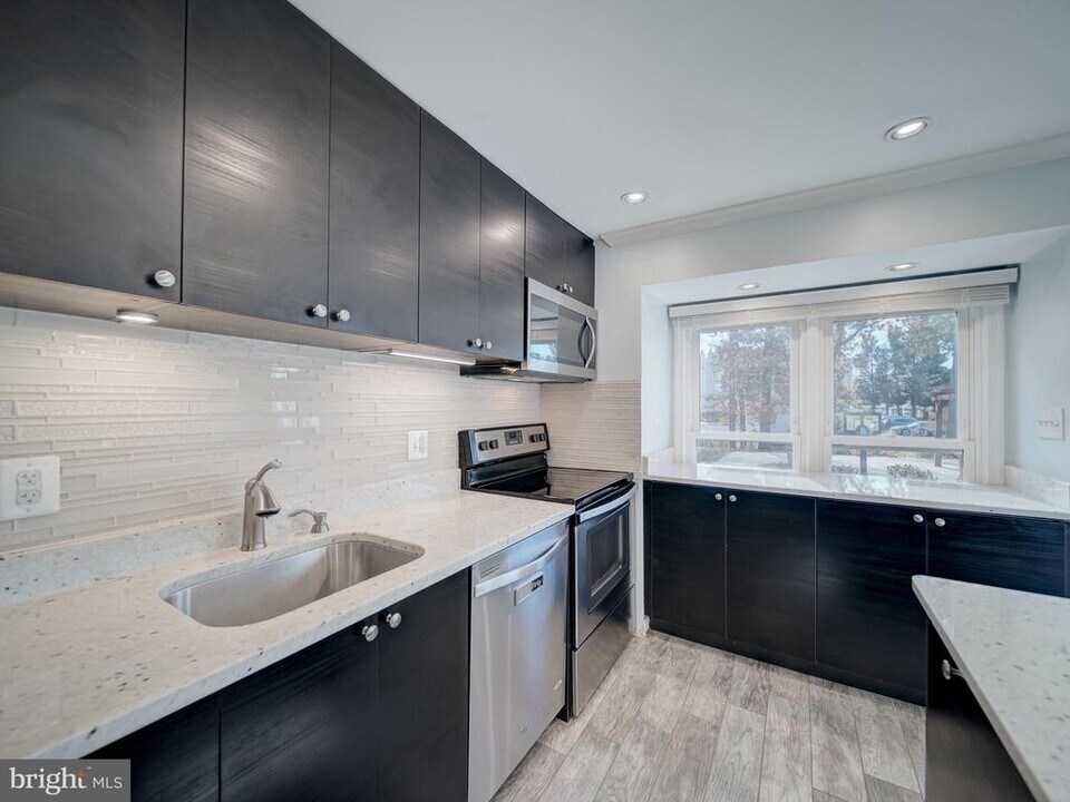 6191 Little Valley Way in Alexandria, VA - Building Photo