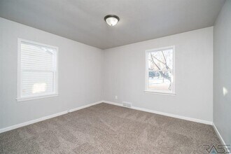 2700 S Summit Ave in Sioux Falls, SD - Building Photo - Building Photo