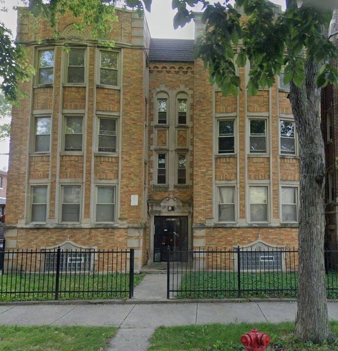 8326 S Ingleside Ave in Chicago, IL - Building Photo