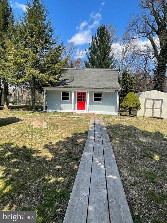 624 Walker Rd in Great Falls, VA - Building Photo