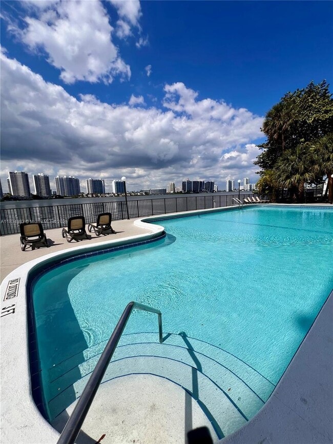 17600 N Bay Rd, Unit N304 in Sunny Isles Beach, FL - Building Photo - Building Photo