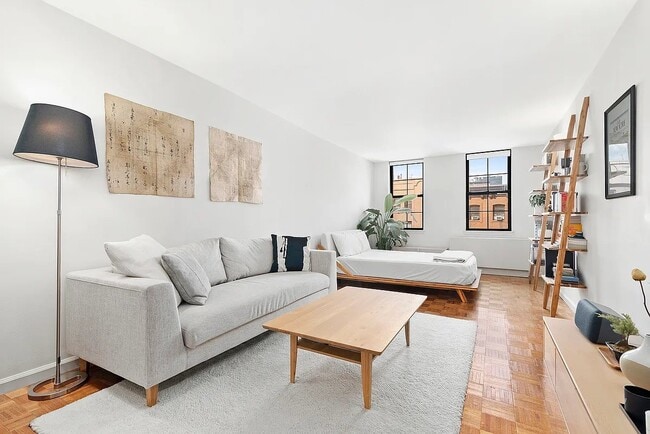 property at 222 W 14th St