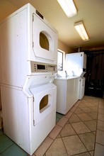 8619 Willis Avenue Apartments in Van Nuys, CA - Foto de edificio - Interior Photo