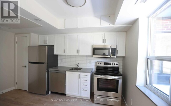 1012-1012 Bloor St W in Toronto, ON - Building Photo - Building Photo