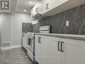 26 Kenninghall Blvd in Mississauga, ON - Building Photo - Building Photo