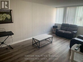 350-350 Webb Dr in Mississauga, ON - Building Photo - Building Photo
