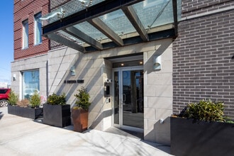 75 Columbia St in Brooklyn, NY - Foto de edificio - Building Photo