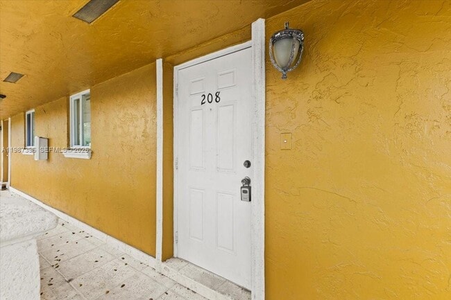 2323 Van Buren St in Hollywood, FL - Building Photo - Building Photo