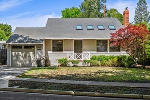 1025 Oakland Ave in Menlo Park, CA - Building Photo