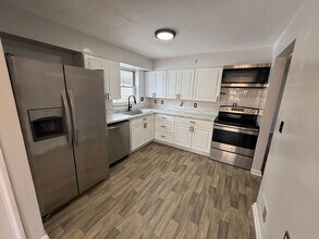 410 Sunaire Terrace in Cincinnati, OH - Building Photo - Building Photo