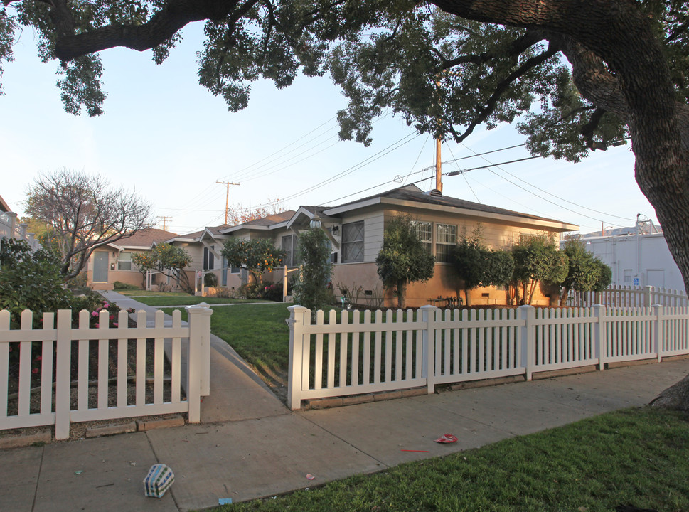 313 W Valencia Ave in Burbank, CA - Foto de edificio