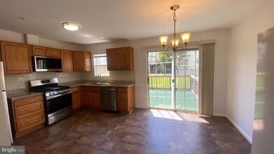 18214 Gravinia Cir in Germantown, MD - Building Photo - Building Photo