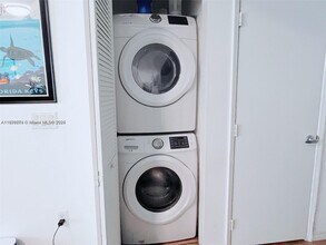 950 Brickell Bay Dr, Unit 403 in Miami, FL - Building Photo - Building Photo