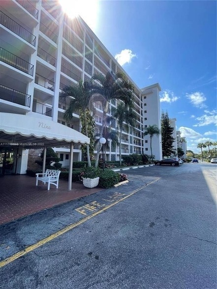 3100 N Palm Aire Dr, Unit 204 in Pompano Beach, FL - Building Photo - Building Photo