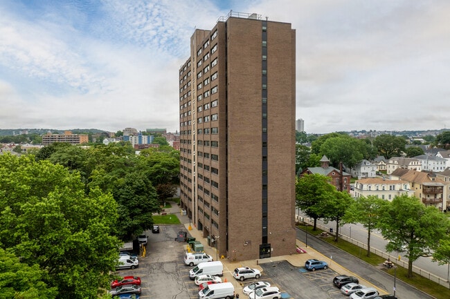 Elm Park Tower in Worcester, MA - Foto de edificio - Building Photo