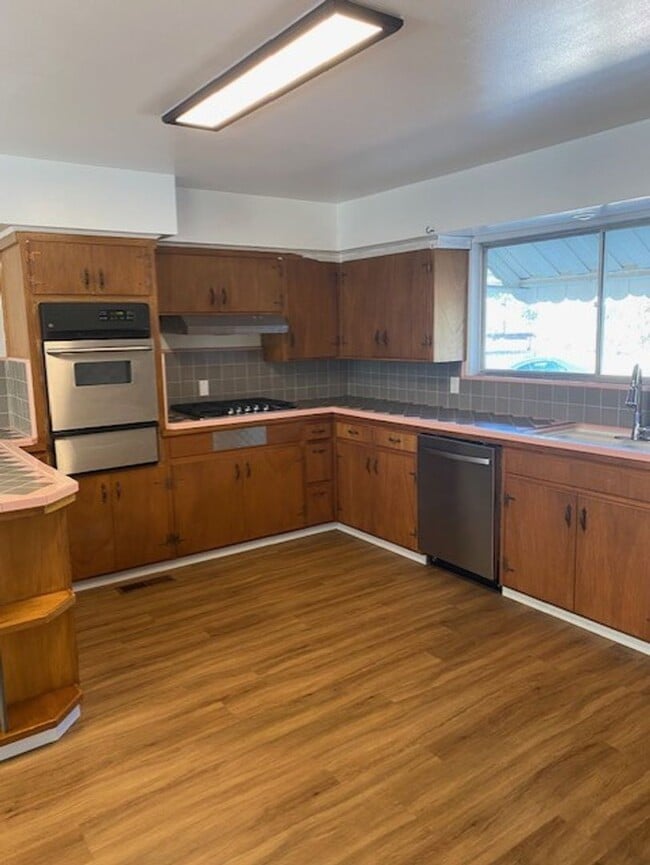 1703 Ridge Dr in Redding, CA - Building Photo - Building Photo