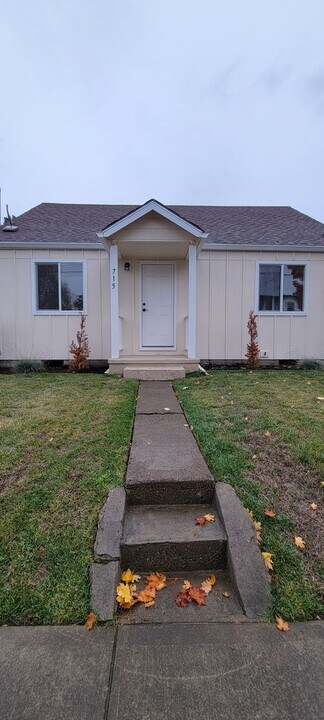 715 NE 13th St in McMinnville, OR - Building Photo