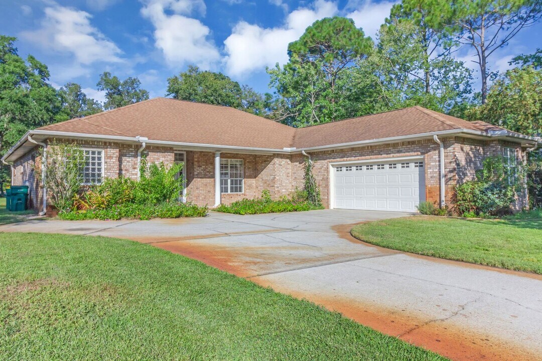 1630 Oakmont Cir in Niceville, FL - Building Photo