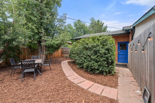 2945 S Zurich Ct in Denver, CO - Foto de edificio - Building Photo