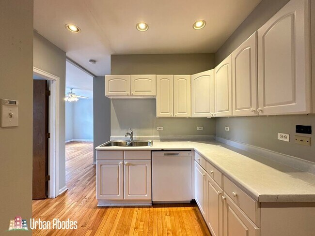 4221 N Paulina St, Unit J05W in Chicago, IL - Building Photo - Building Photo