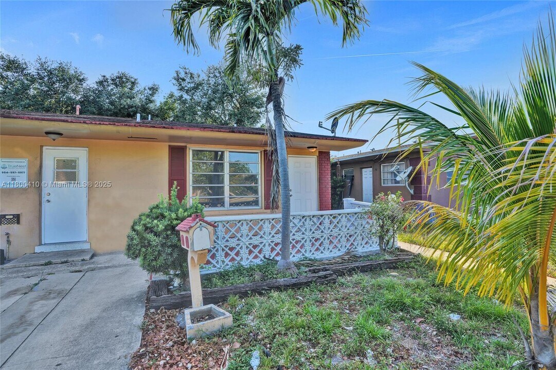 16980 N Miami Ave in North Miami Beach, FL - Building Photo