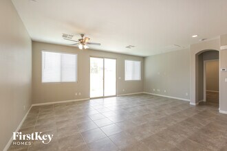 4004 Makushin Bay Ave in North Las Vegas, NV - Foto de edificio - Building Photo