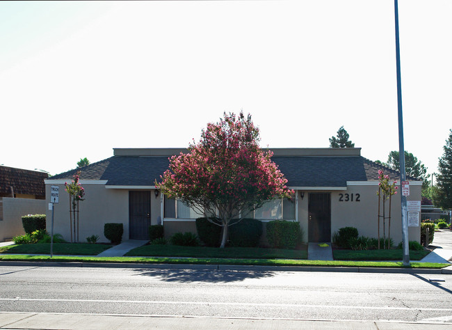 Oak Knoll Apartments in Fresno, CA - Foto de edificio - Building Photo