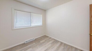 106 Division St NW in Mandan, ND - Building Photo - Building Photo