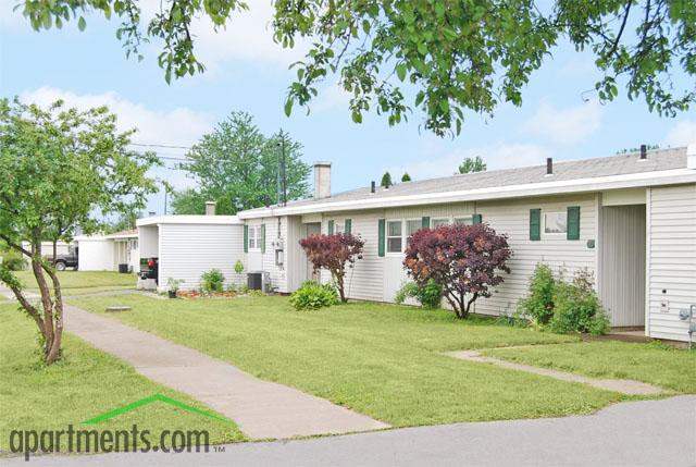 Spring Meadows in Romulus, NY - Foto de edificio